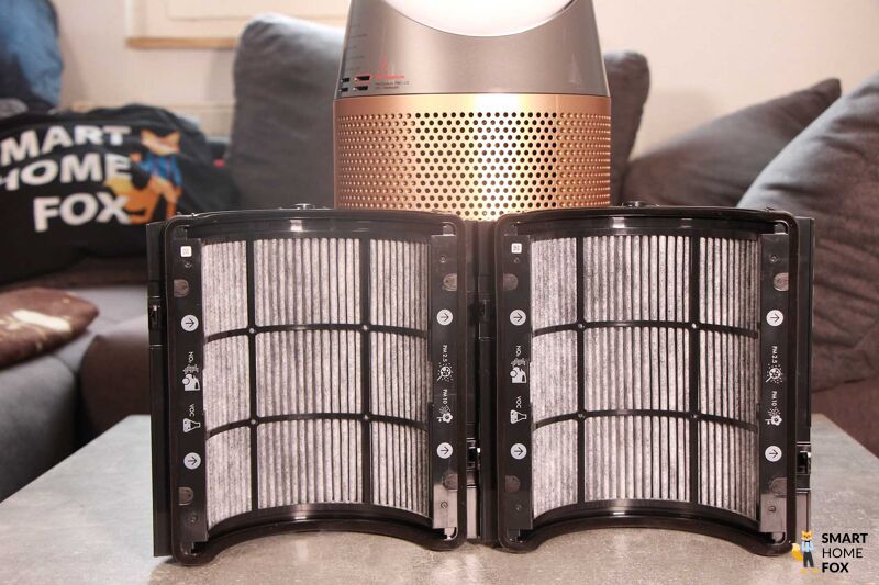 Der Aktivkohlefilter des Dyson Purifier Hot+Cool Formaldehyde HP09 steht vor dem Gerät.